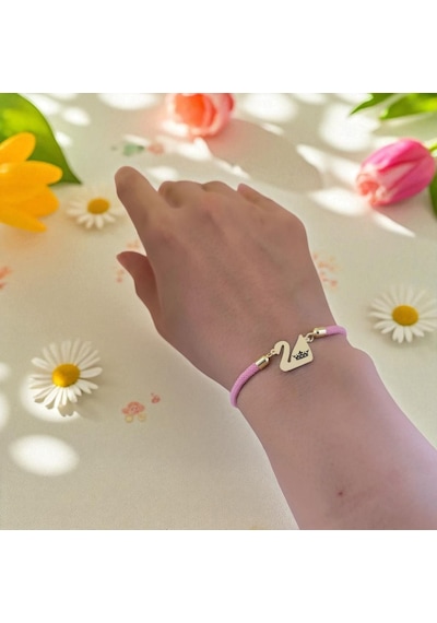 Archin Taç Temalı Kuğu Kuşu Motifli 14 Ayar Altın Plakalı Pembe Örgülü Hediye Bileklik-609sembol Taç Archin Taç Temalı Kuğu Kuşu Motifli 14 Ayar Altın Plakalı Pembe Örgülü Hediye Bileklik-609sembol Taç