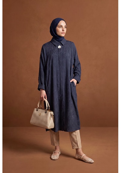 Armine Trend Kendinden Desenli Broş Detaylı Gizli Düğmeli Uzun Kollu Cepli Uzun Tunik Lacivert 26ya513 Armine Trend Kendinden Desenli Broş Detaylı Gizli Düğmeli Uzun Kollu Cepli Uzun Tunik Lacivert 26ya513