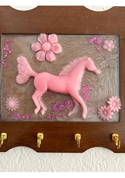 Pelince - Pembe At Figürlü - Epoksi Ahşap Anahtar Askılığı Tek Ürün - Ebat : 24 X 29 Cm Ahşap