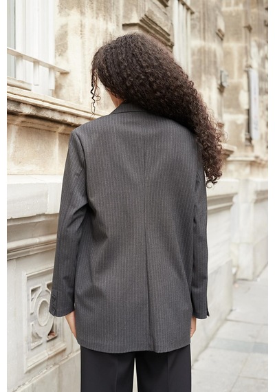 Kadın Çizgili Yakalı Cep Kapaklı Kolları Düğmeli Boyfriend Blazer Ceket-antrasit Çizgi Antrasit Çzg. Kadın Çizgili Yakalı Cep Kapaklı Kolları Düğmeli Boyfriend Blazer Ceket-antrasit Çizgi Antrasit Çzg.