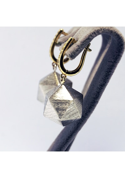 Geometrik Dizayn İkosahedron Küpe - Göğüş