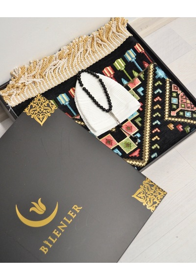 Erkekler İçin Seccade Takke Tesbih Hediyelik Seti Kilim Desenli Kadife Astarlı Seccade, 33 Lü Erkek Tesbihi, Takke Ve Özel Kutu Siyah Erkekler İçin Seccade Takke Tesbih Hediyelik Seti Kilim Desenli Kadife Astarlı Seccade, 33 Lü Erkek Tesbihi, Takke Ve Özel Kutu Siyah
