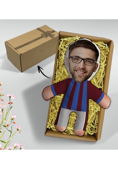 BK Gift Kutusunda Kişiye Özel Fotoğraflı Bordo-Mavi Futbolcu Bebek Yastık – Arkadaşa, Sevgiliye, Doğum Gününe
