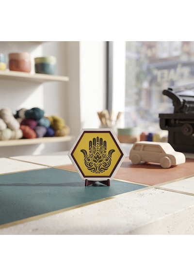 Hamsa İşlemeli Masaüstü Süsü, Kitaplıklarınızda Modern Ve Minimalist Şıklığı Tamamlayan Özel Parça 10x10 Cm, Sarı