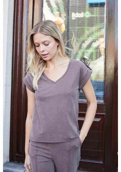 Jument Kadın Modal İpeksi Likralı Kumaş V Yaka Duble Kollu Apoletli Yanları Yırtmaçlı T-shirt Bluz-kahve Kahve Jument Kadın Modal İpeksi Likralı Kumaş V Yaka Duble Kollu Apoletli Yanları Yırtmaçlı T-shirt Bluz-kahve Kahve