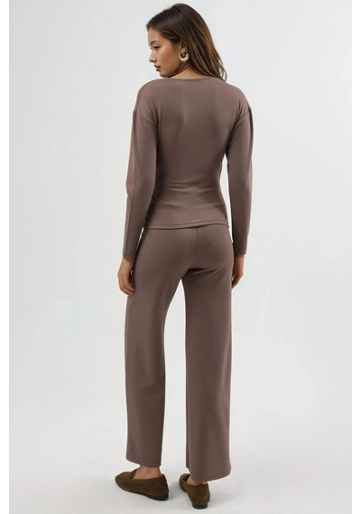 Hiccup Aksesuar Detaylı Bluz & Pantolon İkili Takım Berşan Collection Kunduz Kahverengisi Hiccup Aksesuar Detaylı Bluz & Pantolon İkili Takım Berşan Collection Kunduz Kahverengisi