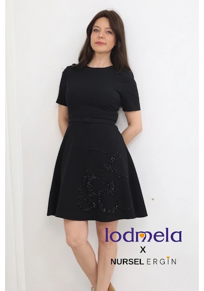 Lodmela Nursel Ergin İşleme Detaylı Kemerli Elbise 6082-siyah