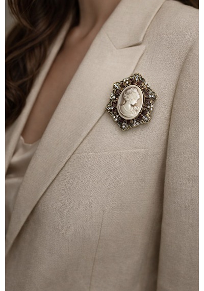 Bordo Taşlı Vintage Cameo Kadın Figürlü Metal Broş Antik Gold Çerçeve Açık Gri