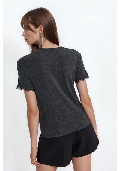 Hiccup Busem Aksesuar Detaylı Düz Yaka T-shirt Koyu Gri