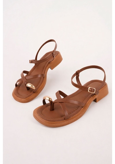 Muggo Holiday Gold Metal Detaylı Parmak Arası Ayarlanabilir Kemerli Düz Kadın Sandalet Taba Muggo Holiday Gold Metal Detaylı Parmak Arası Ayarlanabilir Kemerli Düz Kadın Sandalet Taba