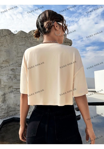 Flood Of Style Crop Ckod-232913 Dalgalı Ve Sloganlı Grafik Kısa Bej