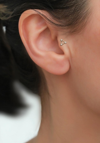 14 Ayar Altın Beyaz Taşlı Üçgen Tragus Piercing Sarı