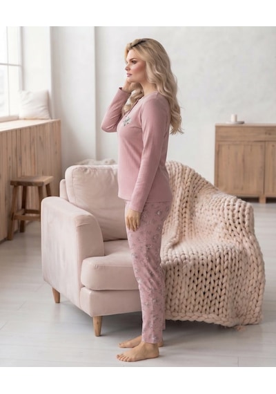 Eyfuze Kadın Kışlık Büyük Beden Curve Nakışlı Desenli Yakası Düğmeli Uzun Kollu Pijama Takımı Açık Pudra Eyfuze Kadın Kışlık Büyük Beden Curve Nakışlı Desenli Yakası Düğmeli Uzun Kollu Pijama Takımı Açık Pudra