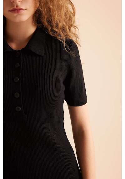 DeFacto Fitted Polo Yaka Kısa Kollu Yırtmaçlı Midi Triko Elbise - Siyah D4914AXNSBK27