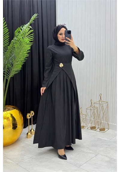 Neşeli Butik Kadın Siyah Broş Detaylı Drapeli Tam Boy Tesettür Elbise