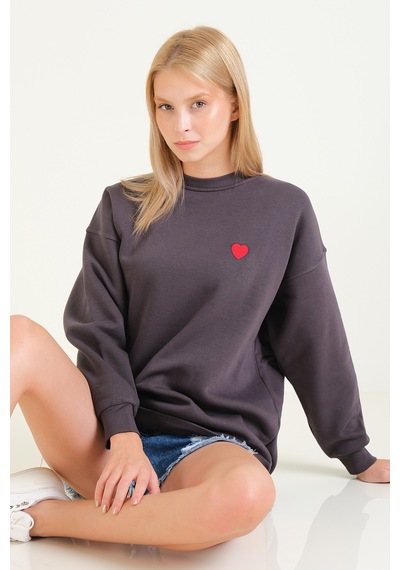 Giyim Dünyası Kadın Kalp Nakışlı 3 İp Şardonlu Oversize Sweatshirt Füme 001