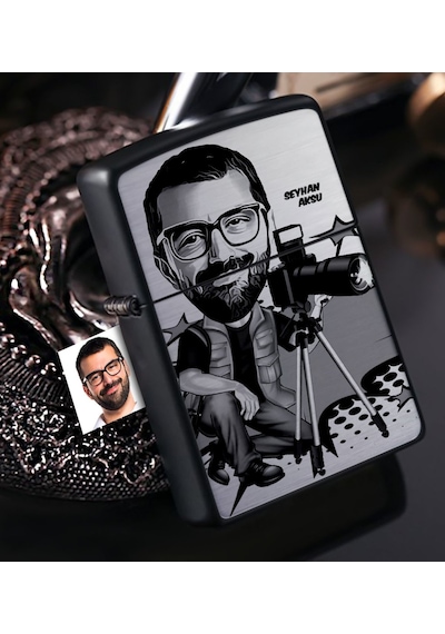 Kişiye Özel Bay Fotoğraf Sanatçısı Karikatürlü Benzinli Siyah Met