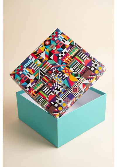 Hediye Kutusu, Modern Şekiller Canlı Geometrik Tasarım, Premium Karton Hediye Kutusu, 26x26x13 Cm Cok Renkli