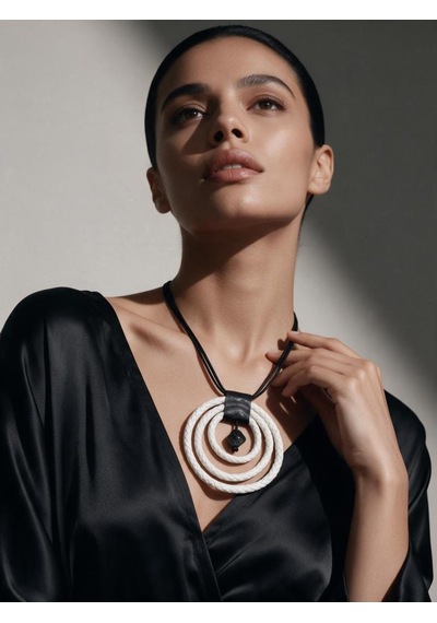 Üçlü Beyaz Halka Tasarım Örgü Deri Kadın Kolye - Modern Boho Uzun İpli Madalyon Kolye
