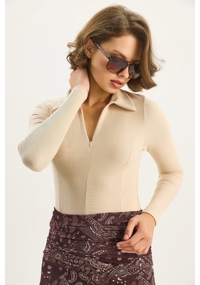 Shade Kadın Vücudu Saran Yarım Fermuarlı Fitilli Likralı Polo Yaka Basic Bluz 8073 60283602 - Bej Shade Kadın Vücudu Saran Yarım Fermuarlı Fitilli Likralı Polo Yaka Basic Bluz 8073 60283602 - Bej