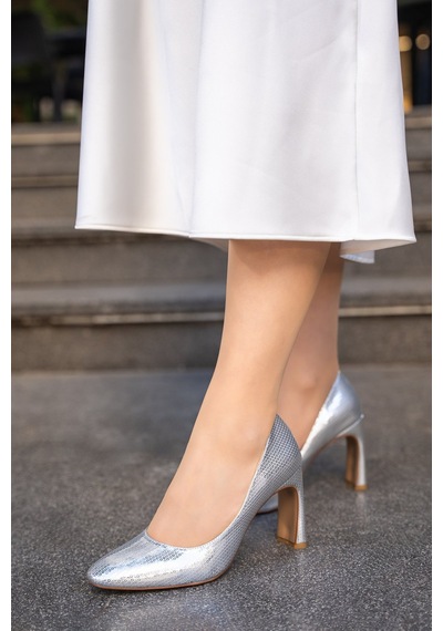 Laminta Lissa Geniş Topuklu Kadın Payet Görünümlü Slip-on Kadın Topuklu Ayakkabı Silver Gümüş Laminta Lissa Geniş Topuklu Kadın Payet Görünümlü Slip-on Kadın Topuklu Ayakkabı Silver Gümüş