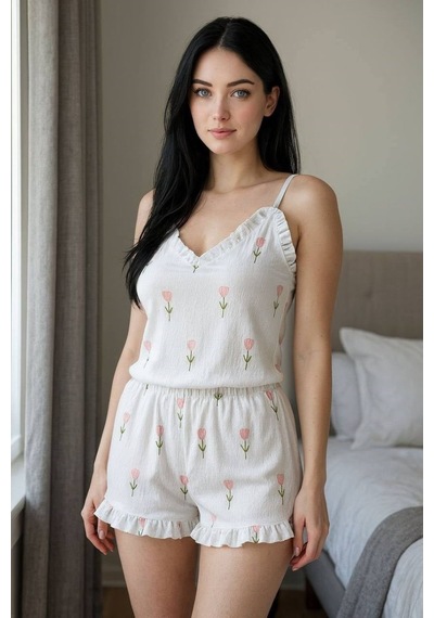 Şık Tasarım Beyaz Üstüne Çiçek Desenli Askılı Şortlu Pijama Takımı