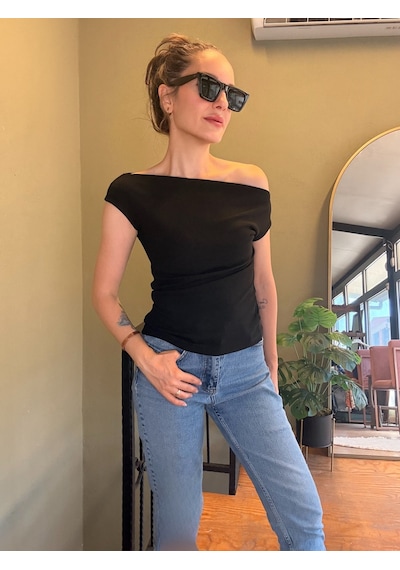 Ali Butik Siyah Geniş Yaka Tişört