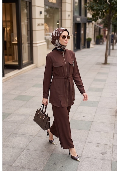 Armine Trend Fermuarlı Dik Yaka Bel Büzgülü Pantolonlu İkili Tesettür Takım Kahverengi 26yt6180