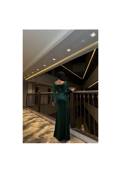 DefyModa Kadın Kadife Kumaş Kare Yaka Taş Detaylı Abiye Elbise Zümrüt