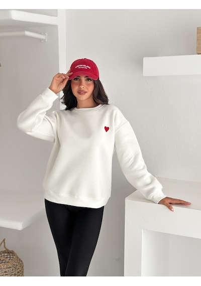 Kadın Kalp Nakışlı Sweatshirt Sade & Sevgi Dolu Stil Beyaz