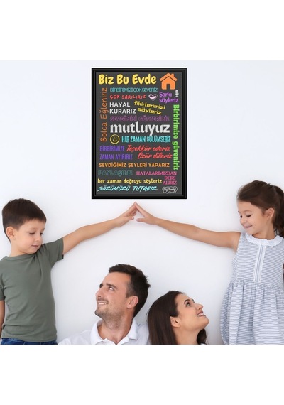 Bu Evde Her Zaman Gülümseriz Yazısı Siyah Çerçeve Görünümlü Gri Zemin Beyaz Yazılı 40x55 Pvc 1mm