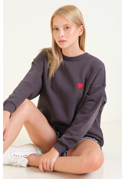 Giyim Dünyası Kadın Kalp Nakışlı 3 İp Şardonlu Oversize Sweatshirt Füme 001