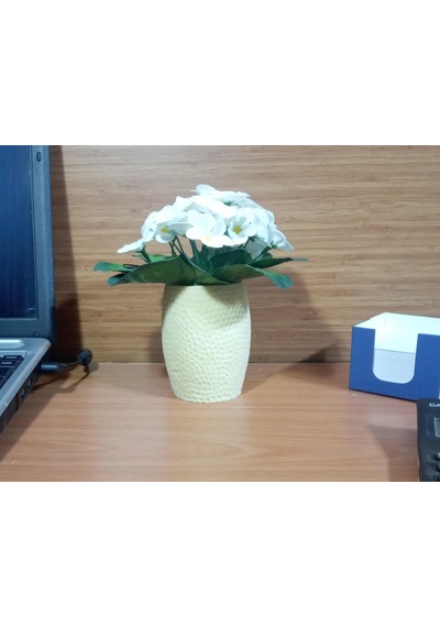 Vazoda Beyaz Yapay Çiçek Dekoratif Sarı Petek Desenli Poliresin Vazo Dahil 8 x 8 x 15 CM