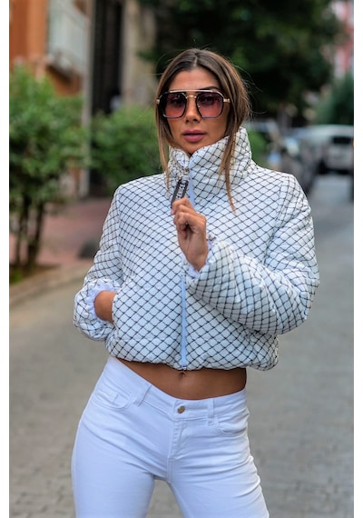 Keyifli Moda Kadın Beyaz Dik Yaka Desenli Kısa Şişme Mont
