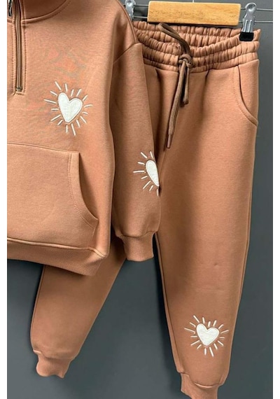 Riccotarz Kız Çocuk Kalp Emoji Baskılı Kanguru Cepli Fermuarlı Sweat Taba Eşofman Takım Taba Riccotarz Kız Çocuk Kalp Emoji Baskılı Kanguru Cepli Fermuarlı Sweat Taba Eşofman Takım Taba