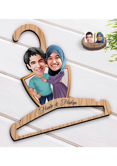 Kişiye Özel Sevgililer Karikatürlü Standart Boy Ahşap Elbise Askı (551145250)