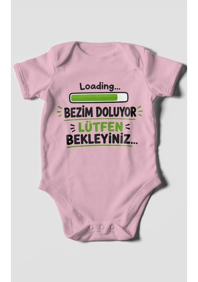 Morivokids Bezim Doluyor Lütfen Bekleyiniz Kısa Kollu Bebek Body %100 Pamuk Koyu Pembe