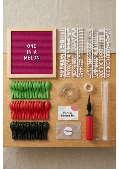 Karpuz Temalı 1 Yaş Doğum Günü Süsleme Deluxe Set Koyu Fuşya Keçe Yazı Panosu Standlı Balon Zincirli 7li Şeffaf Balon Standlı Meyve Seti