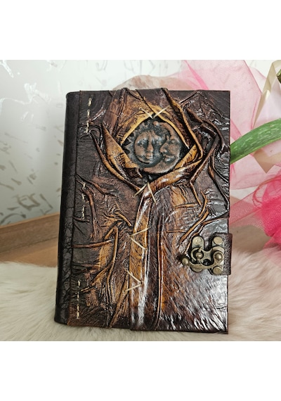 Güneş Ay Figürlü Doğaçlama El Yapımı Hakiki Deri Şamua Kağıt Eskitme Hediyelik Anı Günlük Ajanda Defter Açık Kahverengi Güneş Ay Figürlü Doğaçlama El Yapımı Hakiki Deri Şamua Kağıt Eskitme Hediyelik Anı Günlük Ajanda Defter Açık Kahverengi