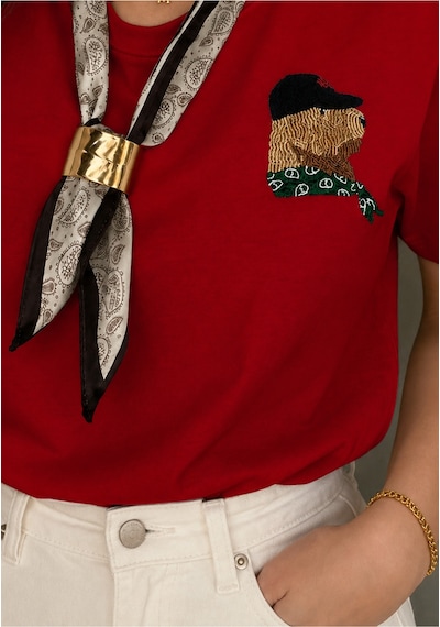 Bisou Nakışlı Kendinden Fular Detaylı Gold Aksesuarlı Premium Regular Fit Kısa Kollu Bluz- Tshirt Kırmızı Bisou Nakışlı Kendinden Fular Detaylı Gold Aksesuarlı Premium Regular Fit Kısa Kollu Bluz- Tshirt Kırmızı