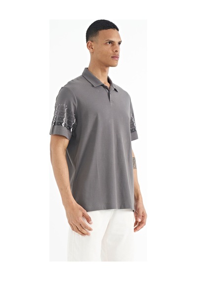 Tommylife Tommy Life Koyu Gri Kol Baskı Detaylı Polo Yaka Standart Form Erkek T-shirt - 88240 Koyu Gri