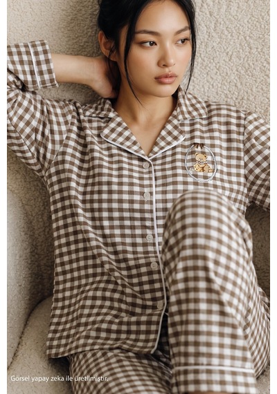 Siyah İnci Ekose Desenli Nakışlı Yumuşak Tuşe Kışlık Düğmeli Örme Pijama Takımı 8080 Kahverengi