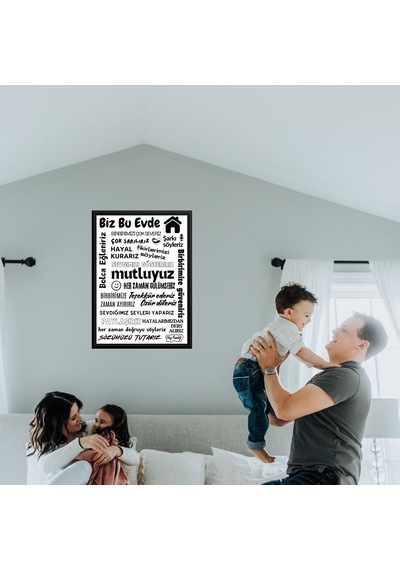 Bu Evde Her Zaman Gülümseriz Yazısı Beyaz Çerçeve Görünümlü Gri Zemin Beyaz Yazılı 40x55 Pvc 1mm