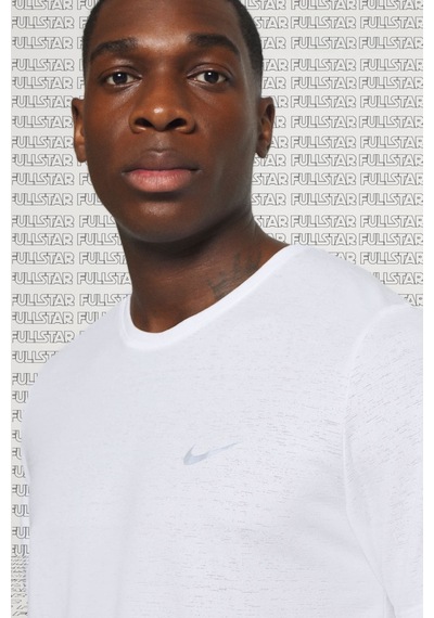 Nike Dri Fit Miler White T-Shirt Reflektörlü Amblemli Beyaz Erkek Koşu Spor Tişörtü Nike Dri Fit Miler White T-Shirt Reflektörlü Amblemli Beyaz Erkek Koşu Spor Tişörtü