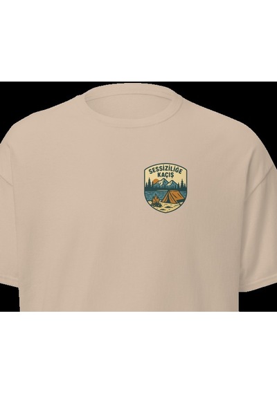 Wildstyle Sessizliğe Kaçış Renkli Doğa Kamp Orman Huzur Rozet Baskılı Unisex Bisiklet Yaka Pamuklu Tişört Camel