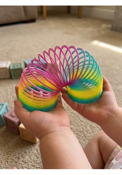 Büyük Boy Simli Gökkuşağı Stres Yayı Oyuncak Stres Yayı - 8 Cm Çapında - 1 Adet