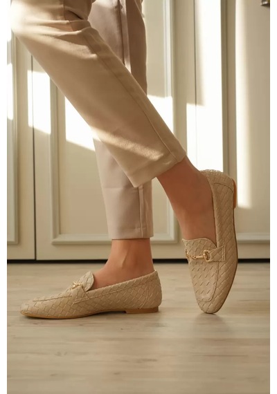 Alfaze Bej Deri Örgü Dokulu Gold Tokalı Şık Kadın Loafer Ayakkabı Topuk Boyu 1 Cm
