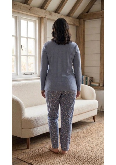 Eyfuze Kadın Kışlık Büyük Beden Desenli Yakası Düğmeli Uzun Kollu Pijama Takımı Füme Eyfuze Kadın Kışlık Büyük Beden Desenli Yakası Düğmeli Uzun Kollu Pijama Takımı Füme