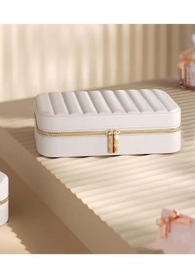 Premium Takı Organizeri, Beyaz Mücevher Kutusu, Gold Renk Fermuarlı, Yüzük Ve Küpe Bölmeli, 21x11x6 Cm Premium Takı Organizeri, Beyaz Mücevher Kutusu, Gold Renk Fermuarlı, Yüzük Ve Küpe Bölmeli, 21x11x6 Cm