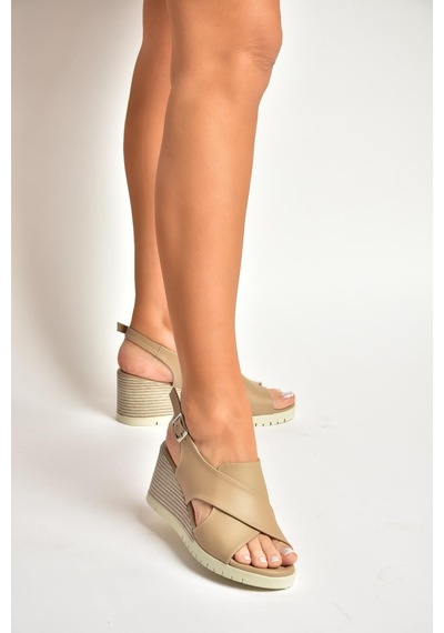 Fox Shoes Y555340503 Bej Hakiki Deri Dolgu Tabanlı Kadın Sandalet